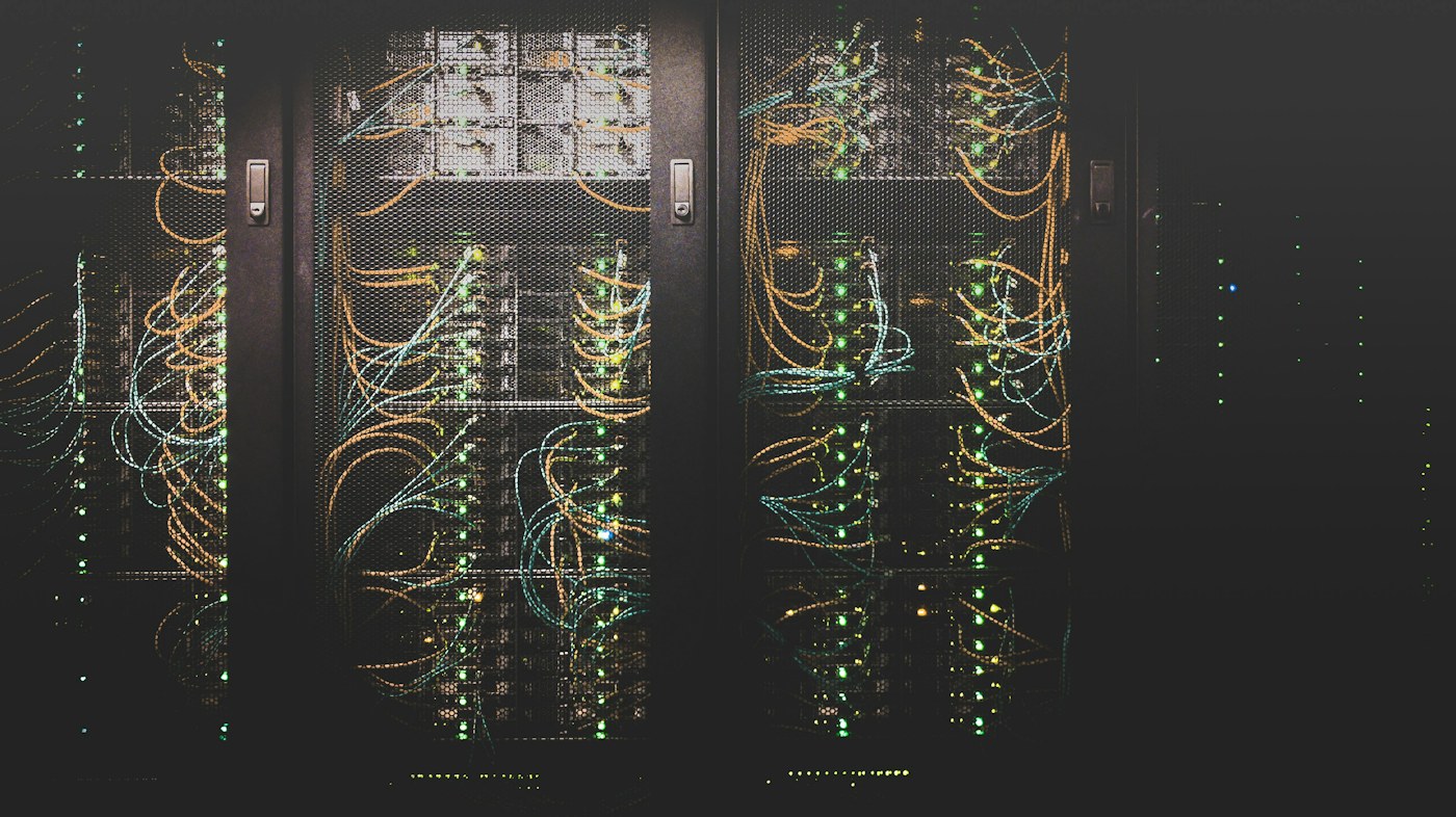Illustration : baie de serveurs et câblage réseau